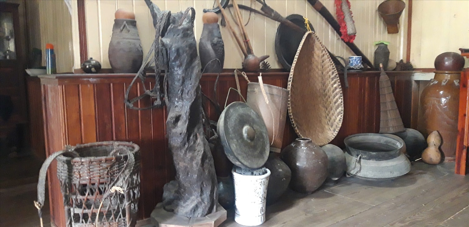 Nhiều hiện vật văn hóa của đồng bào dân tộc Chu Ru, Cơ Ho được lưu giữ tại nhà sàn của thôn Nhiều hiện vật văn hóa của đồng bào dân tộc Chu Ru, Cơ Ho được lưu giữ tại nhà sàn của thôn