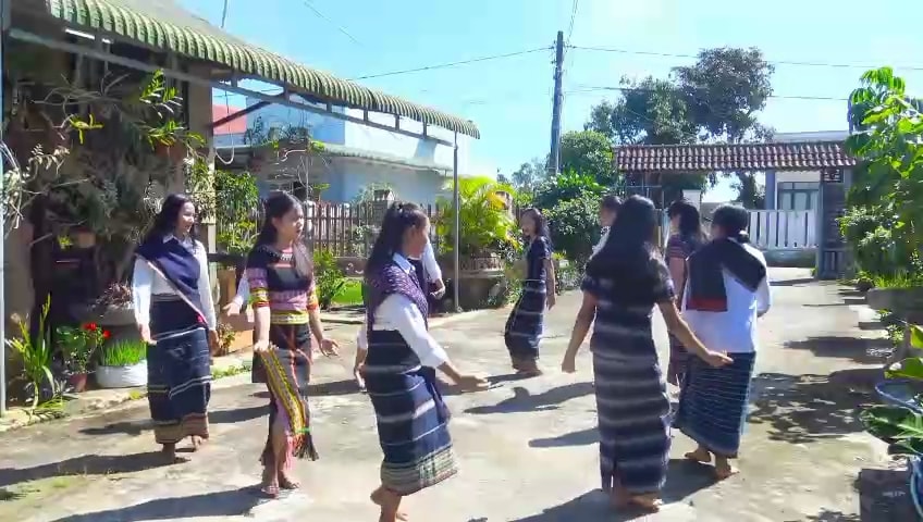 Một buổi sinh hoạt của Câu lạc bộ nhịp điệu Aria. Một buổi sinh hoạt của Câu lạc bộ nhịp điệu Aria.