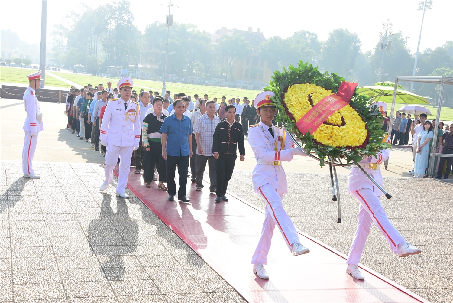 Đoàn đại biểu lực lượng cốt cán và Người có uy tín trong đồng bào DTTS trên địa bàn tỉnh Yên Bái dâng  vòng hoa và viếng Chủ tịch Hồ Chí Minh