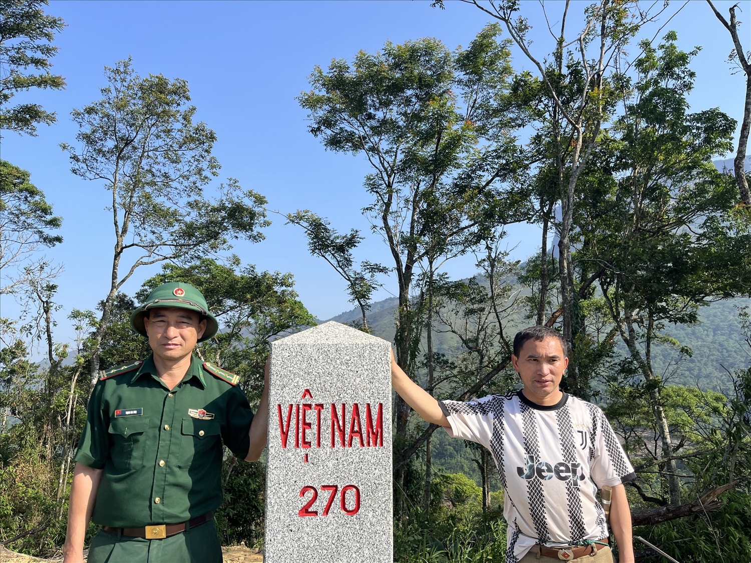 Anh Giàng A Chìa cùng với cán bộ Đồn Biên phòng tại cột mốc 270. Anh Giàng A Chìa cùng với cán bộ Đồn Biên phòng tại cột mốc 270.