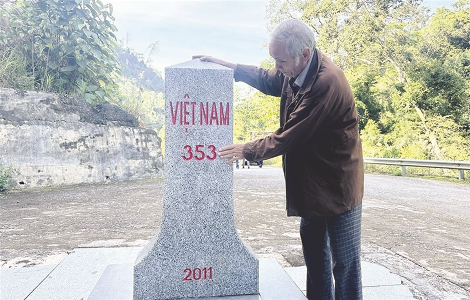 Già làng Lang Minh Huyến ở bản Khẹo, xã Bát Mọt, huyện Thường Xuân tham gia bảo vệ đường biên cột mốc cùng các cán bộ, chiến sĩ biên phòng từ năm 2014 đến nay. Già làng Lang Minh Huyến ở bản Khẹo, xã Bát Mọt, huyện Thường Xuân tham gia bảo vệ đường biên cột mốc cùng các cán bộ, chiến sĩ biên phòng từ năm 2014 đến nay.