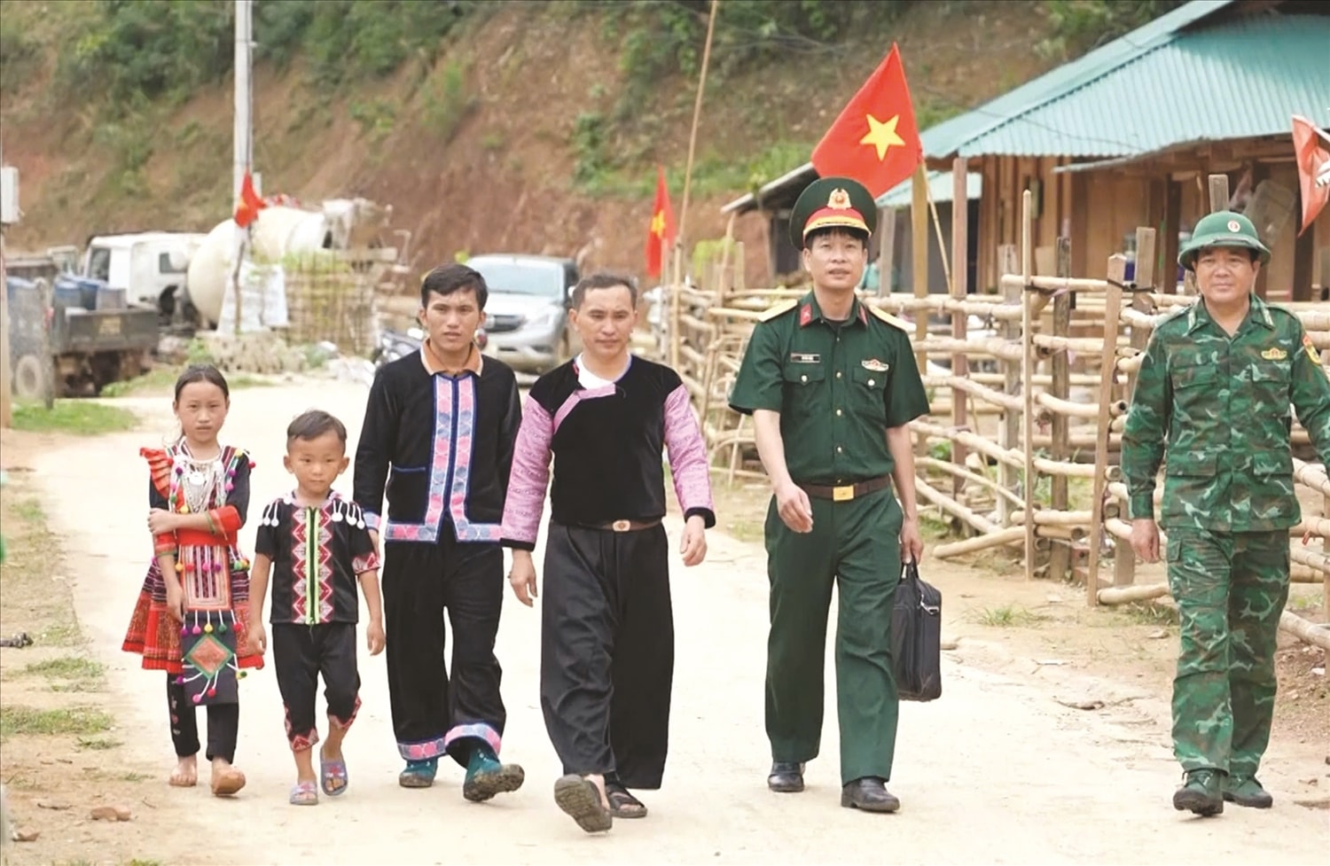 Anh Giàng A Chìa (thứ 3 từ bên phải) là một trong số những tấm gương tự nguyện cùng Bộ đội Biên phòng ngày đêm bảo vệ từng cột mốc biên giới. Anh Giàng A Chìa (thứ 3 từ bên phải) là một trong số những tấm gương tự nguyện cùng Bộ đội Biên phòng ngày đêm bảo vệ từng cột mốc biên giới.