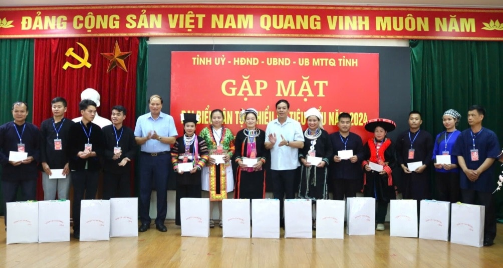 (Ban CĐ- Tin CĐ Ban DT Cao Bằng) Cao Bằng: Tổ chức gặp mặt đoàn đại biểu dân tộc thiểu số tiêu biểu năm 2024 (Ban CĐ- Tin CĐ Ban DT Cao Bằng) Cao Bằng: Tổ chức gặp mặt đoàn đại biểu dân tộc thiểu số tiêu biểu năm 2024