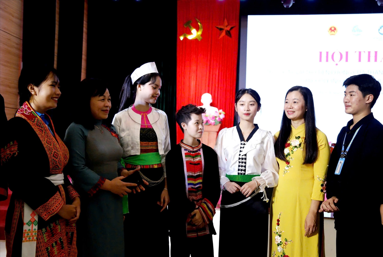 Bà Nguyễn Thị Mai Hoa (thứ 2 bên trái) trò chuyện với các đại biểu tại Hội thảo thúc đẩy vai trò tiên phong của thanh niên DTTS trong thay đổi định kiến giới, khuôn mẫu giới  tổ chức tại Thái Nguyên vào cuối tháng 9