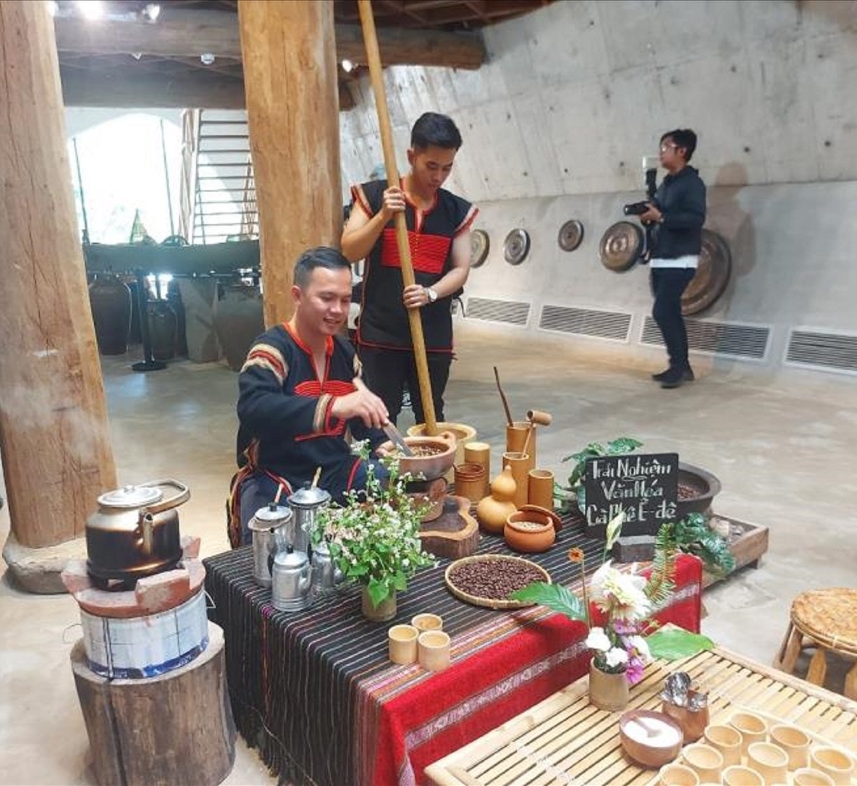 Đồng bào Tây Nguyên  giới thiệu cà phê buôn mê thuột tại bảo tàng đăk lăk trong lễ hội cà phê lần 7 năm 2023