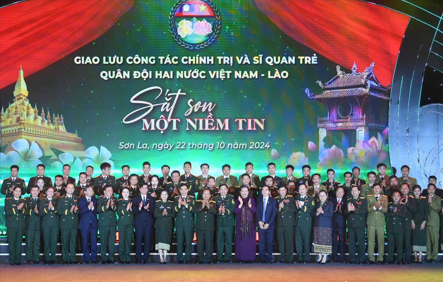Đoàn đại biểu hai nước chụp ảnh lưu niệm tại Giao lưu công tác chính trị và sĩ quan trẻ quân đội hai nước Việt Nam - Lào