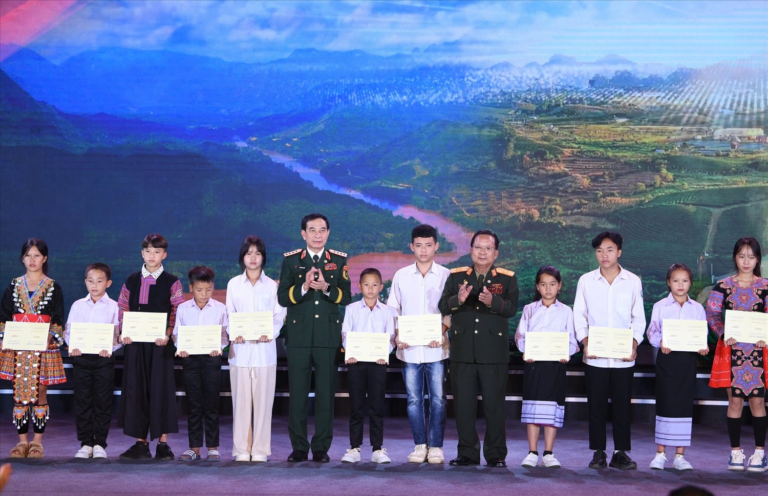 Hai Bộ trưởng Bộ Quốc phòng của hai nước ( Việt Nam - Lào) trao học bổng 