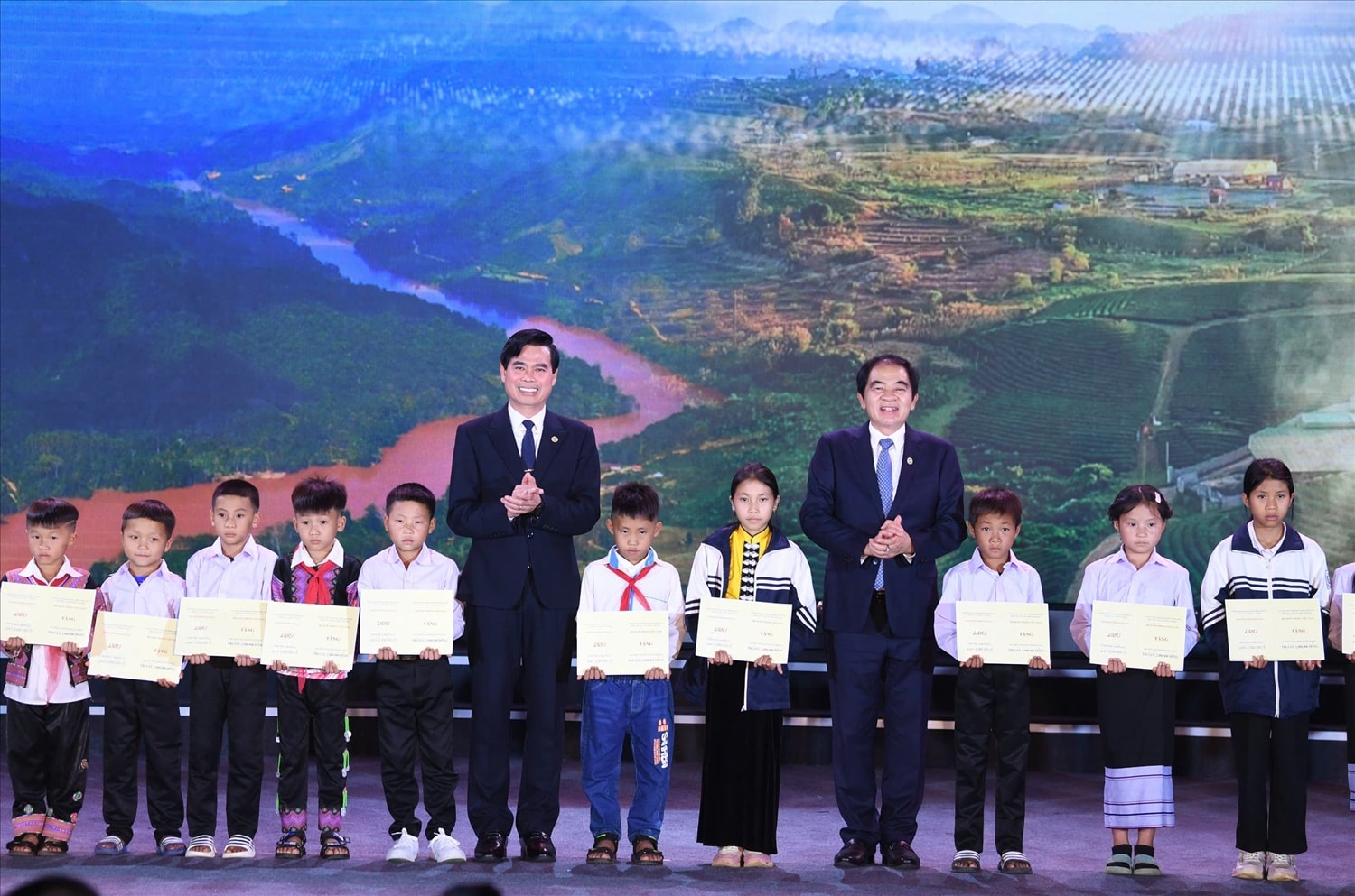 Lãnh đạo tỉnh Sơn La và tỉnh Hủa Phăn trao học bổng “Nâng bước em đến trường” cho các em học sinh có hoàn cảnh khó khăn của hai nước.