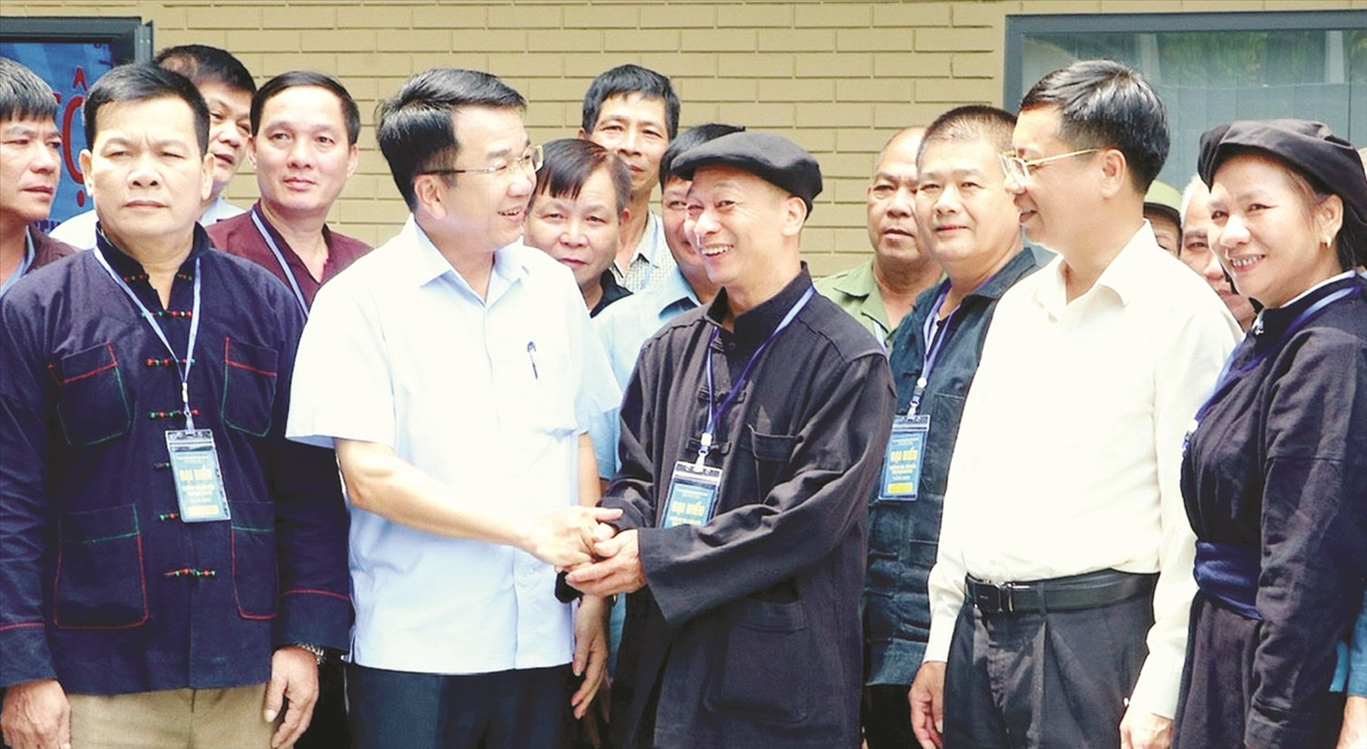 Đồng chí Phó Chủ tịch UBND tỉnh Nguyễn Thanh Bình và lãnh đạo Ban Dân tộc tỉnh trò chuyện  với Người có uy tín vùng đồng bào DTTS