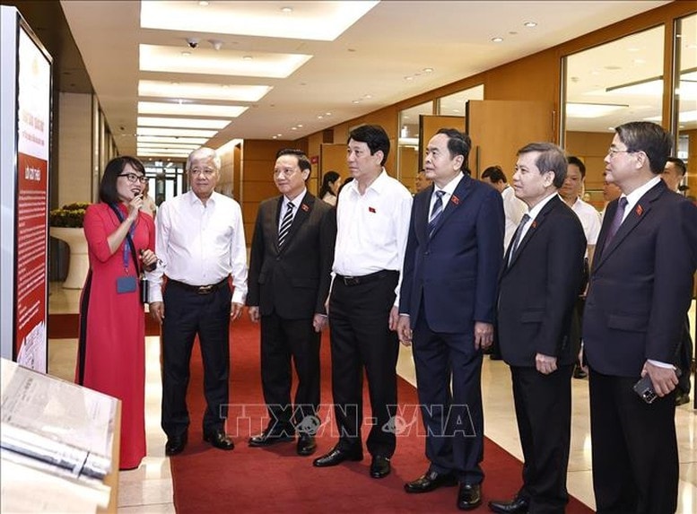 Chủ tịch nước Lương Cường và Chủ tịch Quốc hội Trần Thanh Mẫn tham quan triển lãm chuyên đề 'Nhật báo Quốc hội với Tổng tuyển cử đầu tiên' Chủ tịch nước Lương Cường và Chủ tịch Quốc hội Trần Thanh Mẫn tham quan triển lãm chuyên đề 'Nhật báo Quốc hội với Tổng tuyển cử đầu tiên'