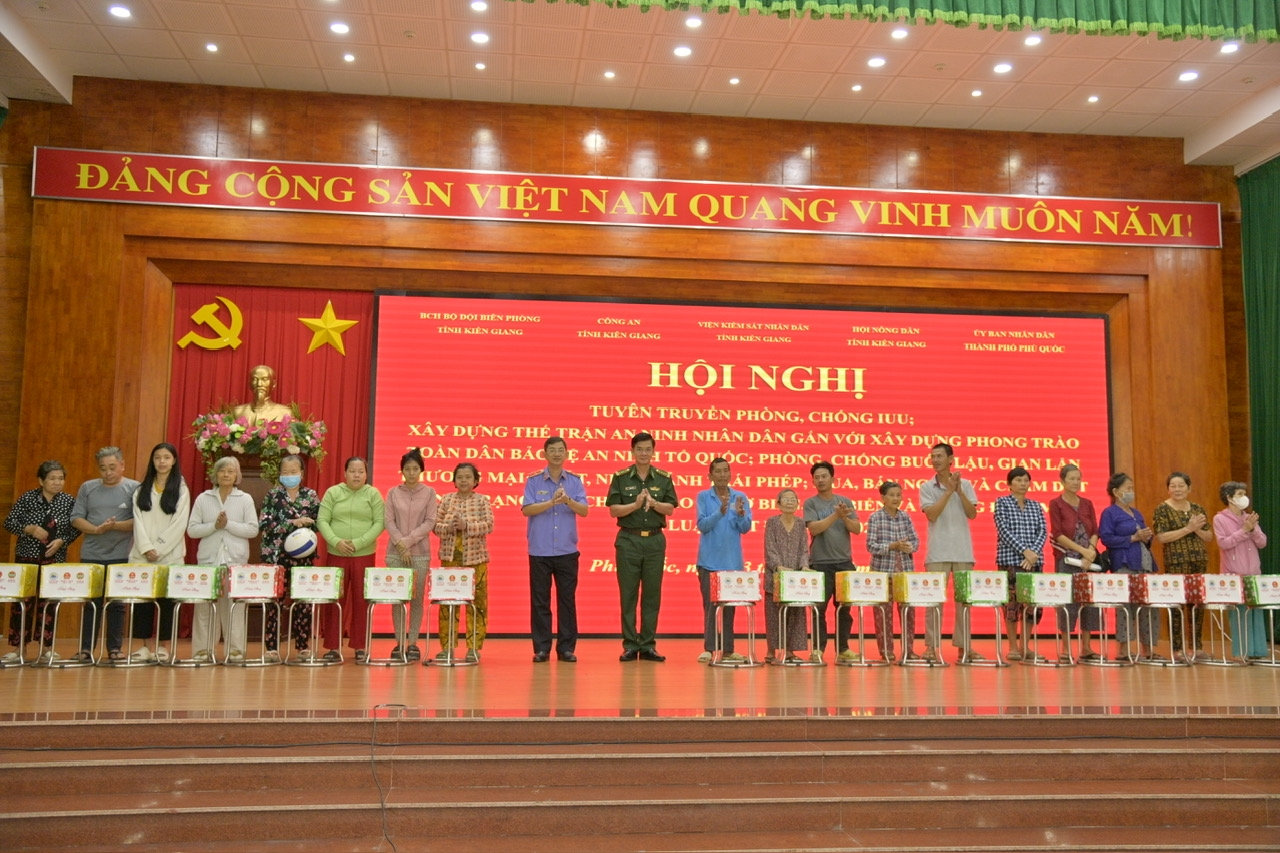 Ông Nguyễn Ngọc Phúc, Viện trưởng Viện kiểm sát Nhân dân tỉnh và Đại tá Huỳnh Văn Đông, Chính uỷ BĐBP Kiên Giang trao quà đến các hộ gia đình khó khăn tham dự hội nghị Ông Nguyễn Ngọc Phúc, Viện trưởng Viện kiểm sát Nhân dân tỉnh và Đại tá Huỳnh Văn Đông, Chính uỷ BĐBP Kiên Giang trao quà đến các hộ gia đình khó khăn tham dự hội nghị