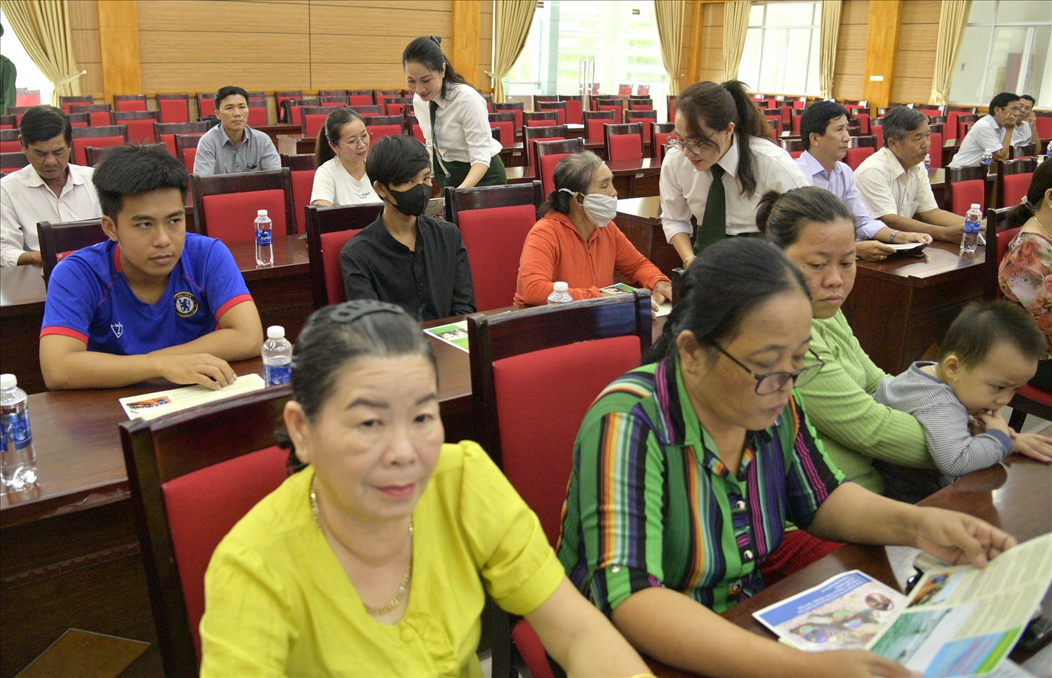Ngoài báo cáo viên, BĐBP tỉnh Kiên Giang bố trí cán bộ, chiến sĩ tham gia phát tờ rơi, tờ gấp và tư vấn trực tiếp Ngoài báo cáo viên, BĐBP tỉnh Kiên Giang bố trí cán bộ, chiến sĩ tham gia phát tờ rơi, tờ gấp và tư vấn trực tiếp