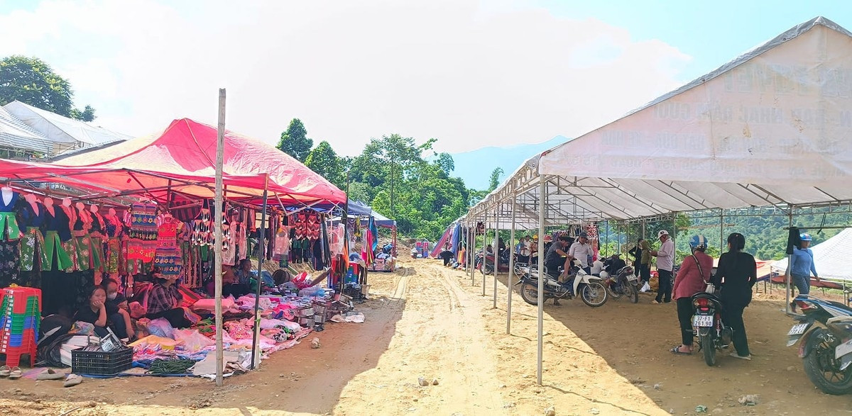 Một  góc chợ biên giới xã Tri Lễ huyện Quế Phong