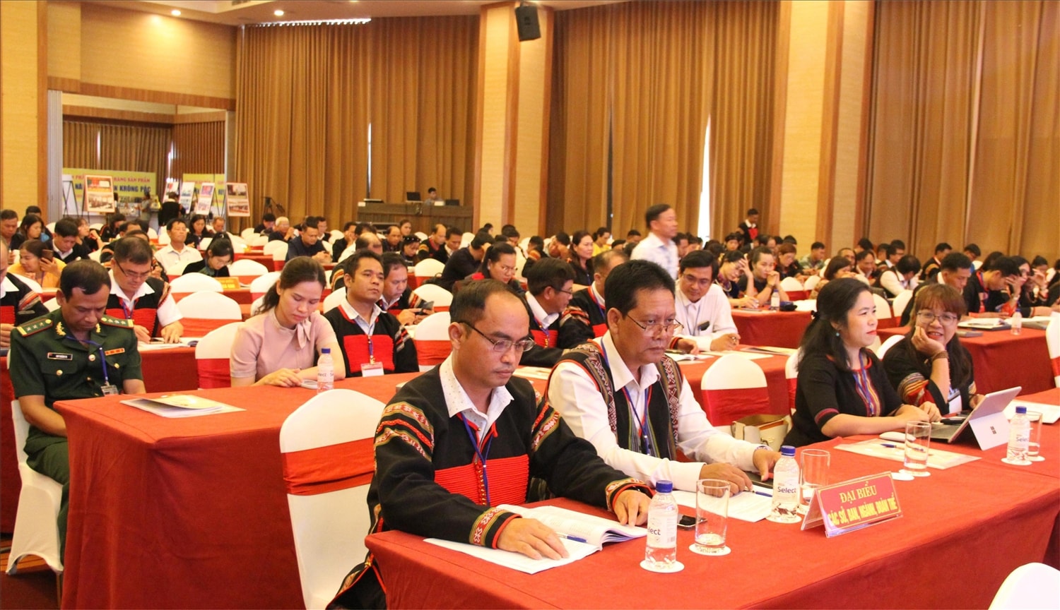 Các đại biểu DTTS dự hội nghị đối thoại Các đại biểu DTTS dự Hội nghị đối thoại