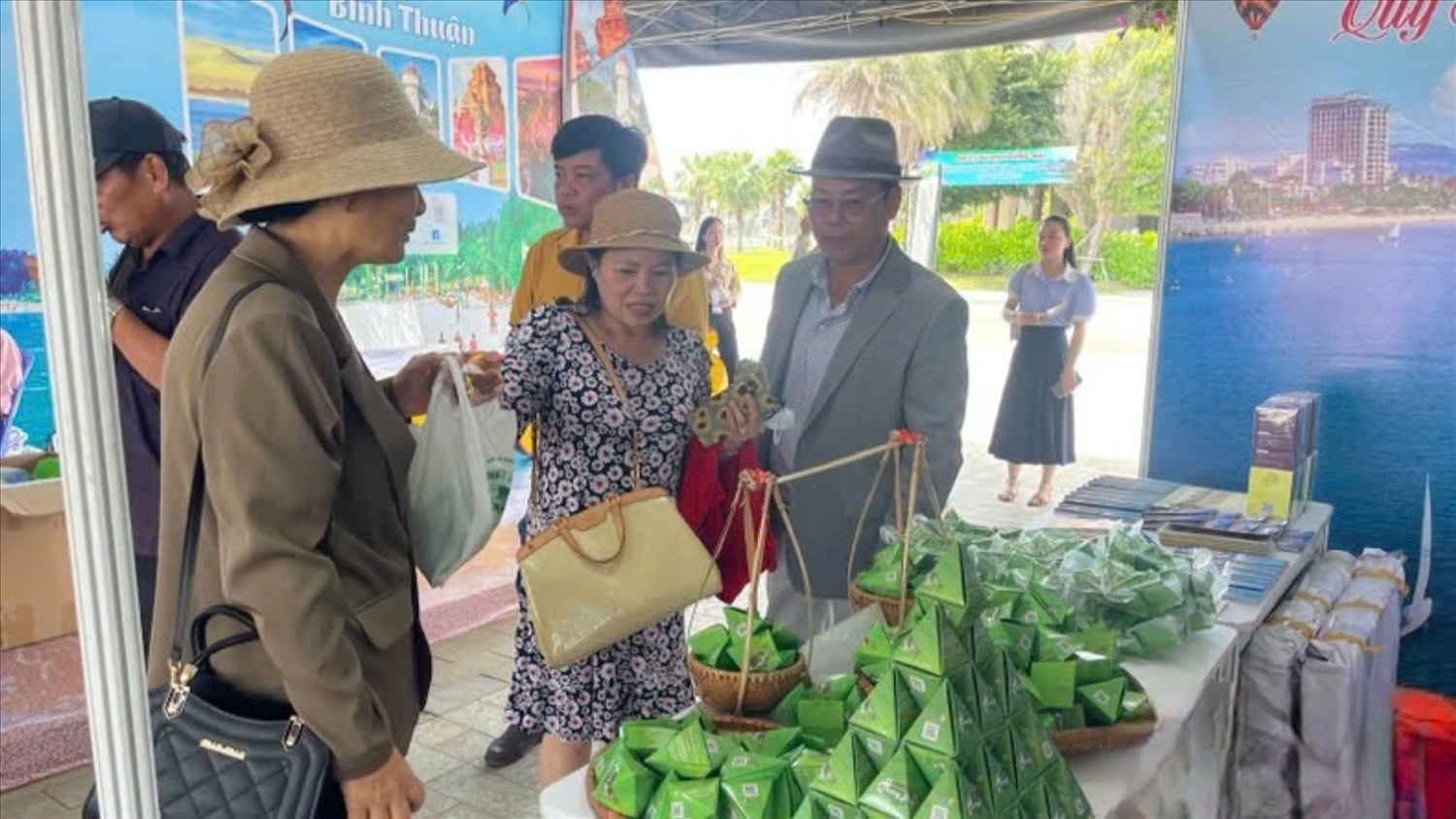 Du khách đến gian hàng OCOP Bình Định Du khách đến gian hàng OCOP Bình Định