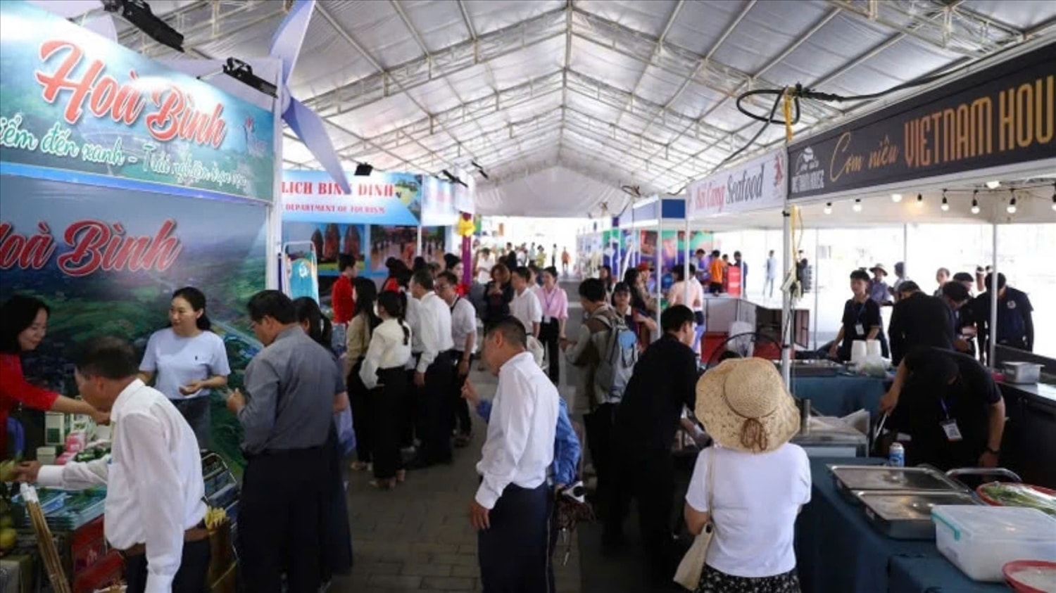 Đông đảo du khách đến thưởng thảm, trải nghiệm trong ngày khai mạc Đông đảo du khách đến thưởng thảm, trải nghiệm trong ngày khai mạc