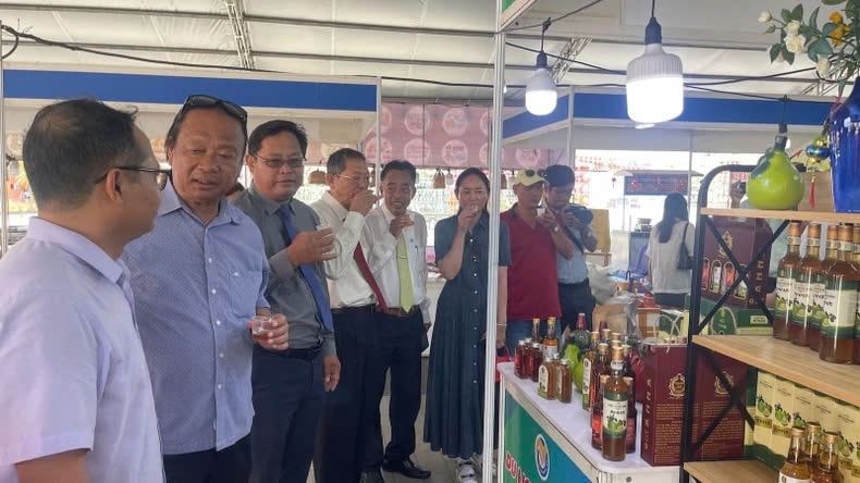 Các đại biểu tham quan gian hàng tỉnh Đồng Nai Các đại biểu tham quan gian hàng tỉnh Đồng Nai