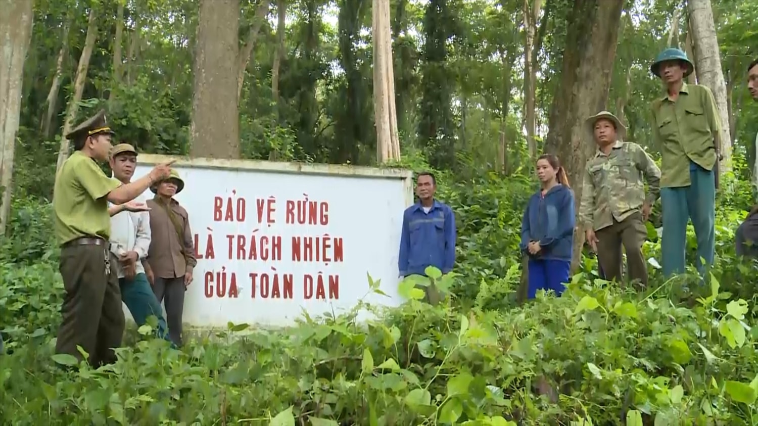 Lực lượng chức năng tuyên truyền, nâng cao ý thức của người dân  về bảo vệ rừng