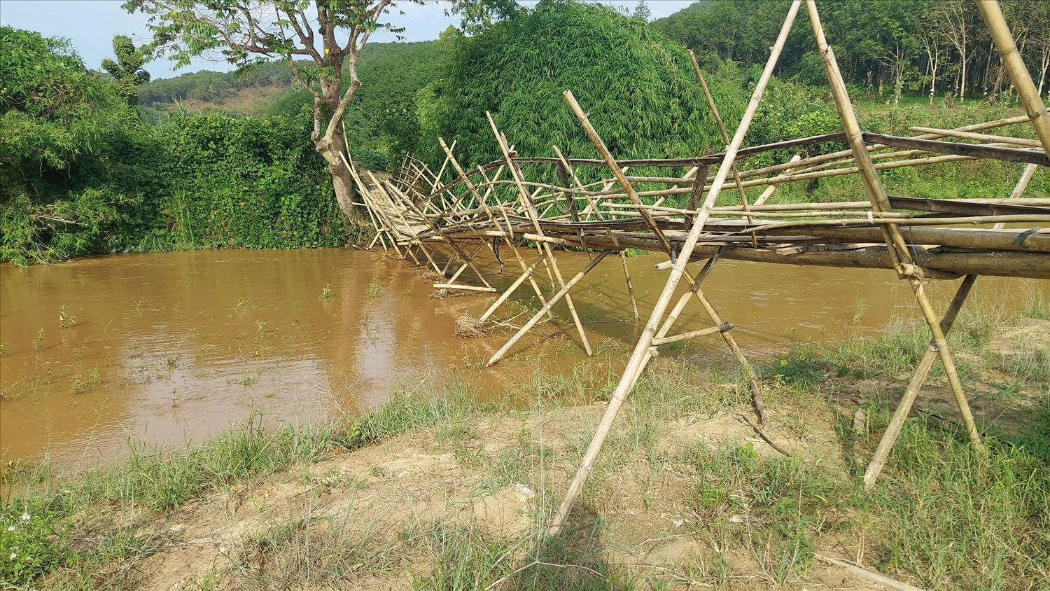 Kon Tum: Hiểm họa rình rập từ những cây cầu treo dân sinh 