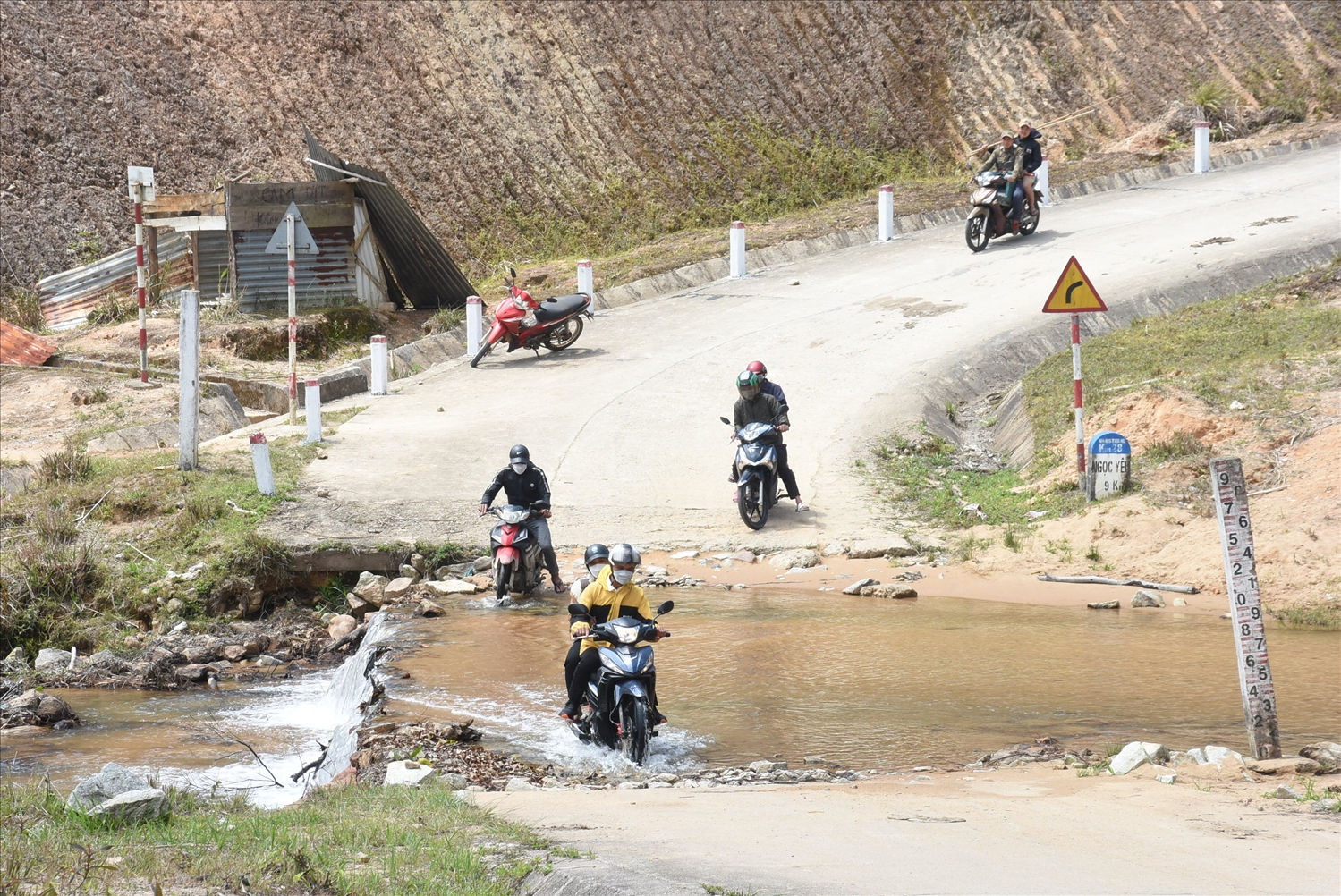 Mùa khô nhưng người dân cũng rất vất vả khi qua lại các ngầm trên đường Ngọc Hoàng - Măng Bút - Tu Mơ Rông - Ngọc Linh Mùa khô nhưng người dân cũng rất vất vả khi qua lại các ngầm tràn trên đường Ngọc Hoàng - Măng Bút - Tu Mơ Rông - Ngọc Linh