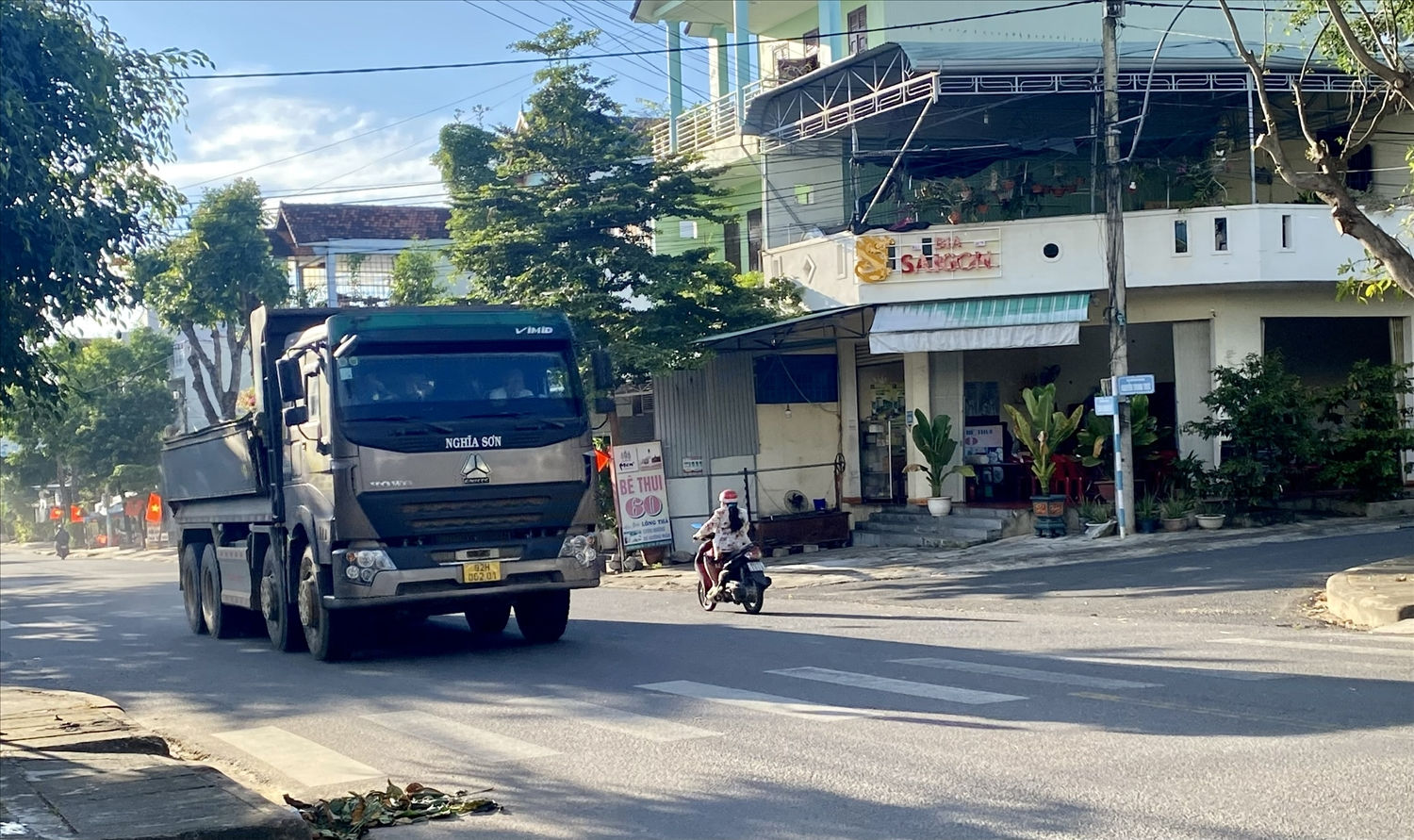Xe ben chở đất lưu thông trên đường Trần Khánh Dư, phường Duy Tân, TP. Kon Tum