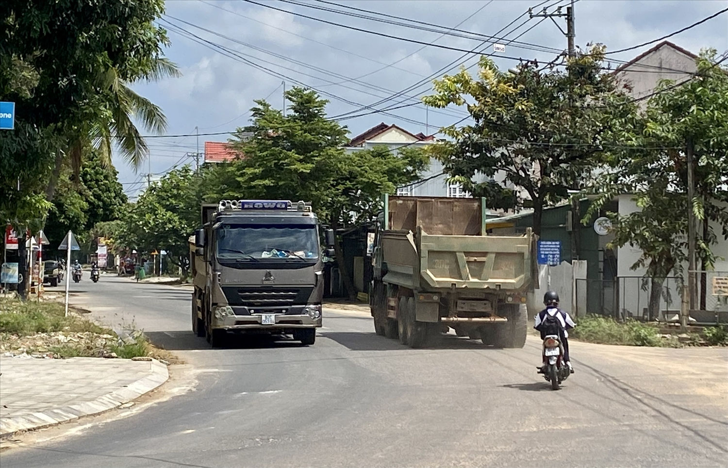 Xe ben chở đất lưu thông trên đường Đào Duy Từ, phường Thống Nhất, TP. Kon Tum
