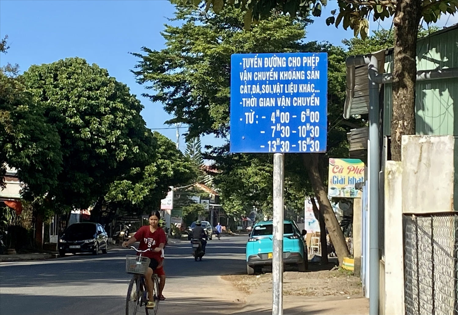 Mặc dù có biển báo về khung giờ vận chuyển khoáng sản trên đường Đào Duy Từ, những các xe ben chở đất vẫn chạy bất chấp khung giờ
