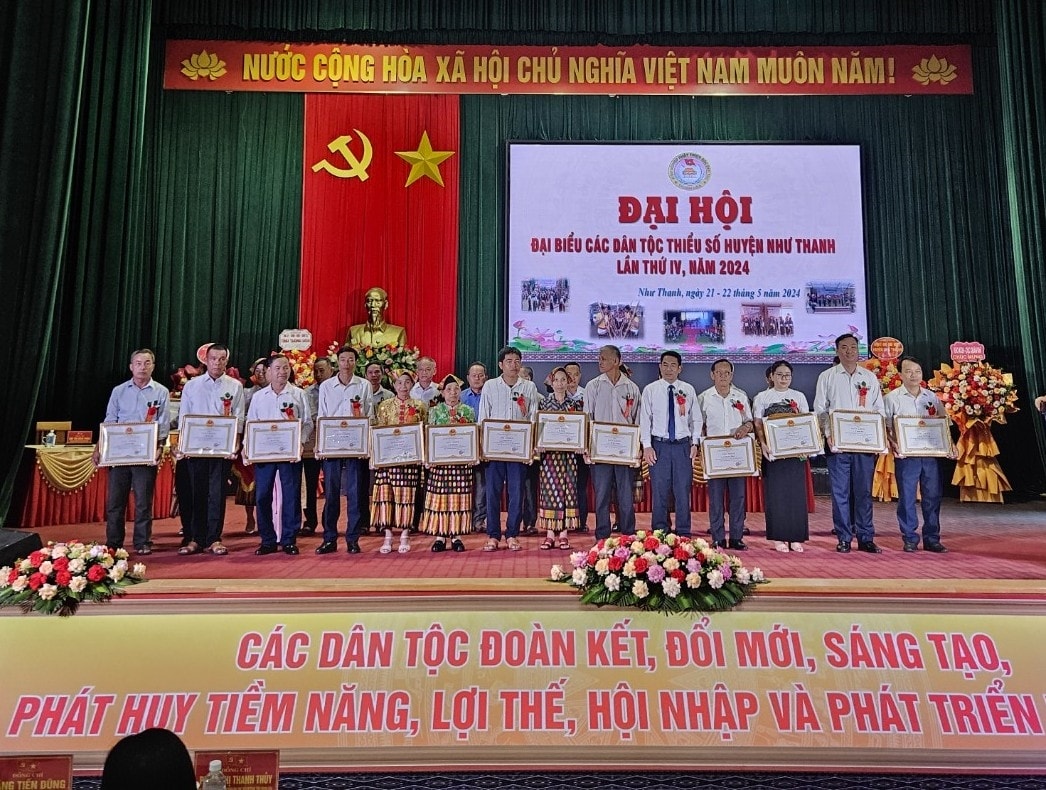 Nhiều gương điển hình tiên tiến có thành tích xuất sắc trong công tác dân tộc và thực hiện chính sách dân tộc giai đoạn 2019-2024 được tặng Giấy khen của Chủ tịch UBND huyện Như Thanh