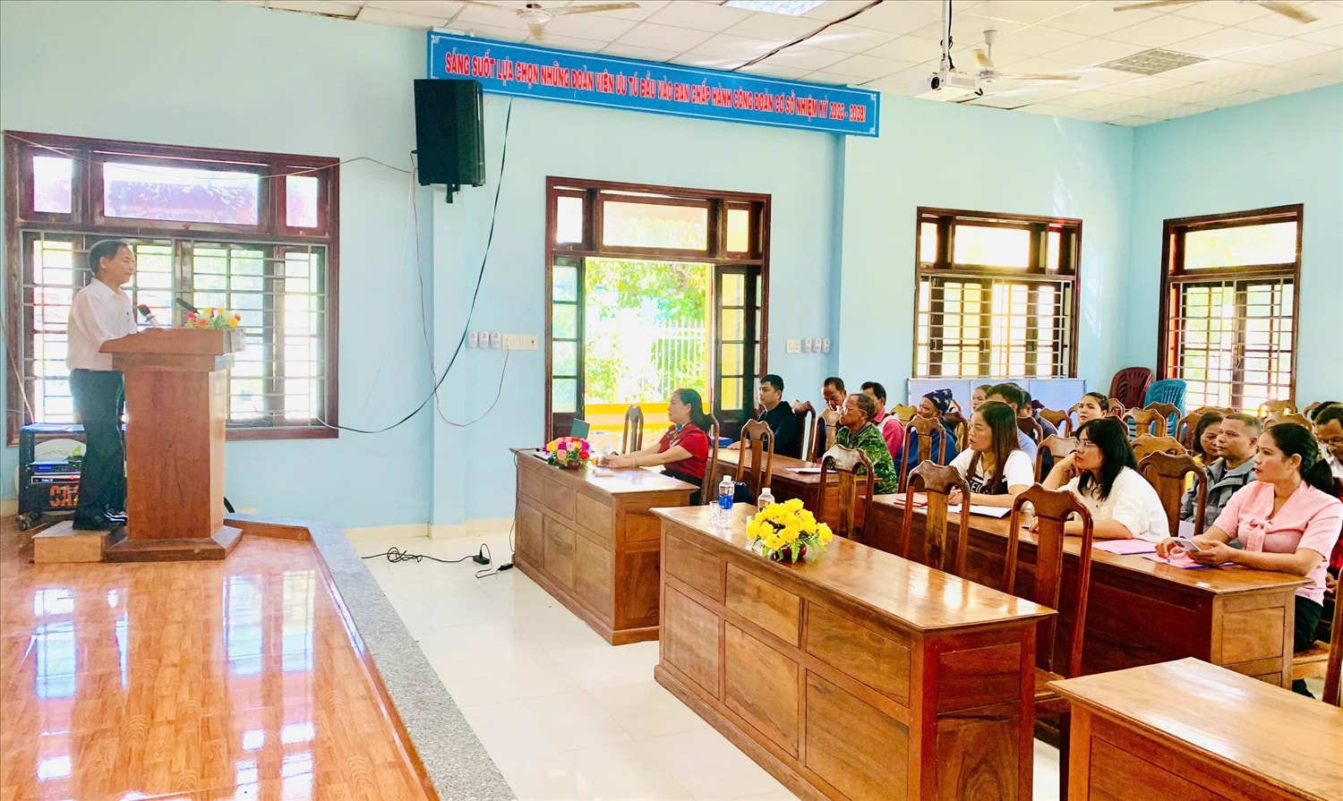 Ông Hồ Xuân Trăng, Trưởng Ban Dân tộc tỉnh Thừa Thiên Huế chia sẻ thông tin đến các đại biểu tại Hội nghị. Ông Hồ Xuân Trăng, Trưởng Ban Dân tộc tỉnh Thừa Thiên Huế chia sẻ thông tin đến các đại biểu tại Hội nghị.