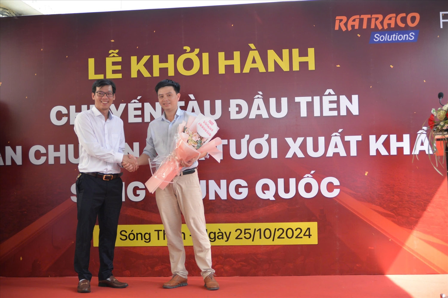 Ông Phạm Tấn Đạt (phải) Chủ tịch HĐQT, Tổng giám đốc FADO nhận hoa chúc mừng từ đơn vị vận tải đường sắt Ông Phạm Tấn Đạt (phải) Chủ tịch HĐQT, Tổng giám đốc FADO nhận hoa chúc mừng từ đơn vị vận tải đường sắt