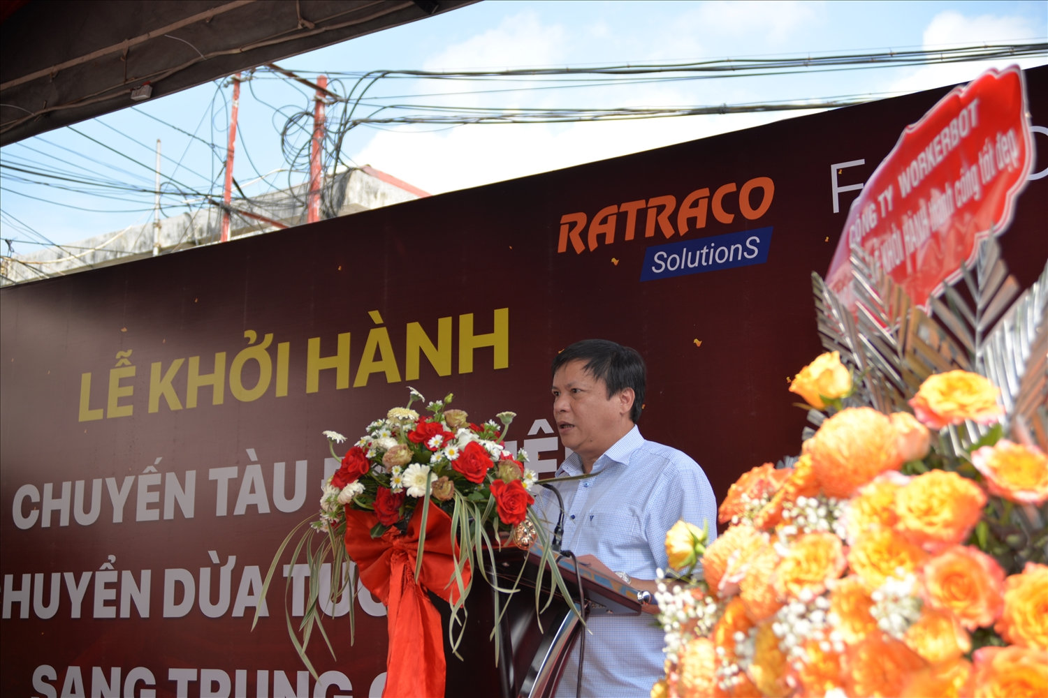 Ông Phan Quốc Anh, Phó Tổng Giám đốc Tổng công ty Đường Sắt Việt Nam phát biểu tại lễ khởi hành. Ông Phan Quốc Anh, Phó Tổng Giám đốc Tổng công ty Đường Sắt Việt Nam phát biểu tại lễ khởi hành.