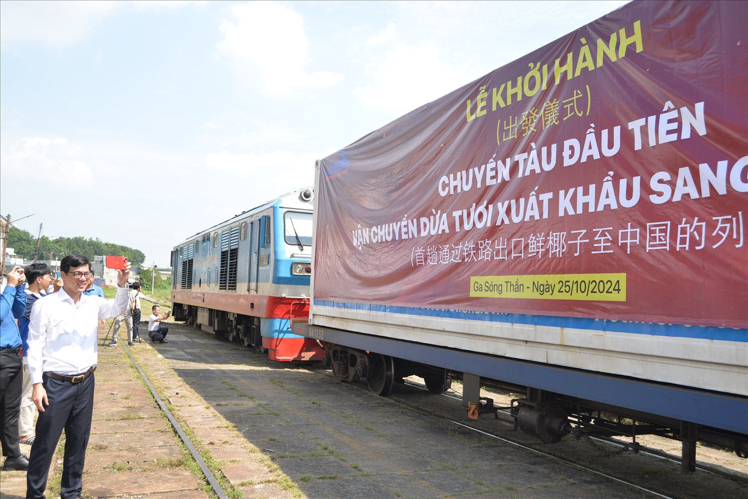 Đoàn tàu chở nông sản Việt Nam (dừa tươi) xuất khẩu khởi hành từ ga Sóng Thần (Bình Dương) đi Quảng Châu – Trung Quốc ngày 25/10/2024 Đoàn tàu chở nông sản Việt Nam (dừa tươi) xuất khẩu khởi hành từ ga Sóng Thần (Bình Dương) đi Quảng Châu – Trung Quốc ngày 25/10/2024