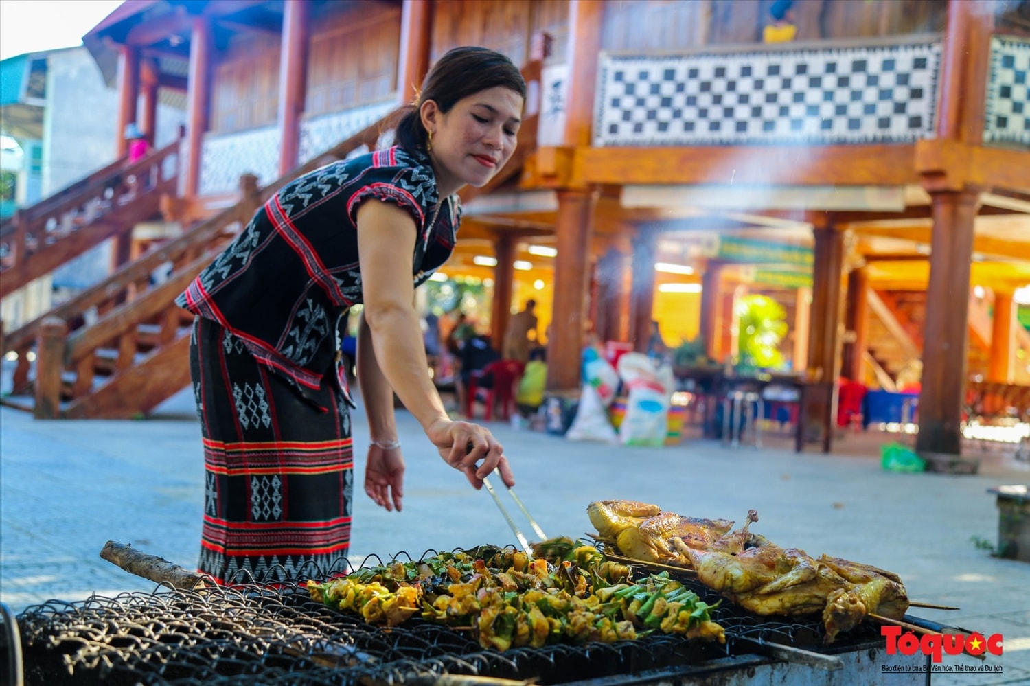 Gà nướng của đồng bào Bru Vân Kiều được bán rất chạy ở chợ phiên Nam Đông Gà nướng của đồng bào Bru Vân Kiều được bán rất chạy ở chợ phiên Nam Đông
