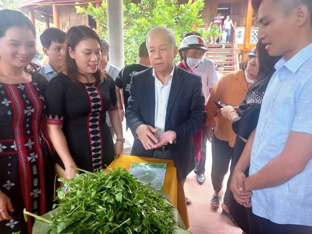 Ông Phan Ngọc Thọ - Phó Bí thư Thường trực tỉnh ủy Thừa Thiên Huế trò chuyện với người dân tại chợ phiên vùng cao. Ông Phan Ngọc Thọ - Phó Bí thư Thường trực tỉnh ủy Thừa Thiên Huế trò chuyện với người dân tại chợ phiên vùng cao.