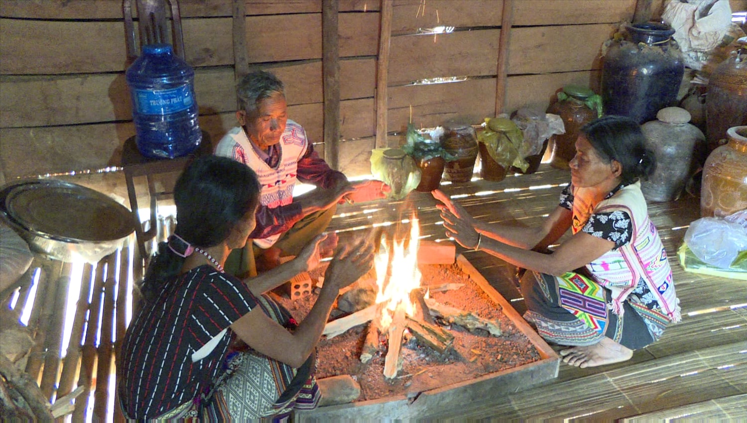 Theo già làng K’Diệp (người ngồi giữa) luật tục như ngọn lửa sưởi ấm và nuôi dưỡng hạnh phúc gia đình, dòng tộc các DTTS Tây Nguyên.