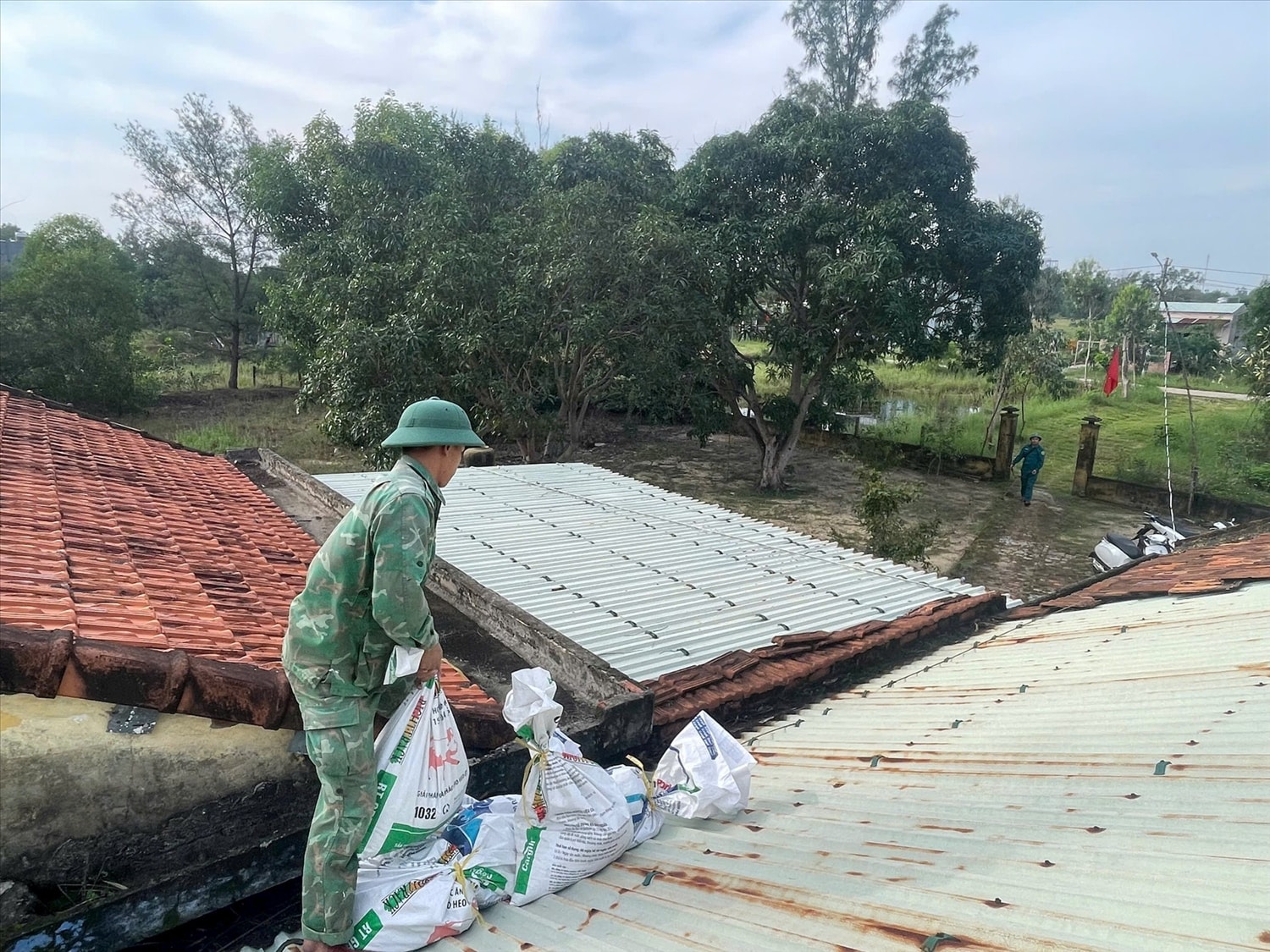 Lực lượng chức năng giúp dân chằn chống nhà cửa Lực lượng chức năng giúp dân chằn chống nhà cửa