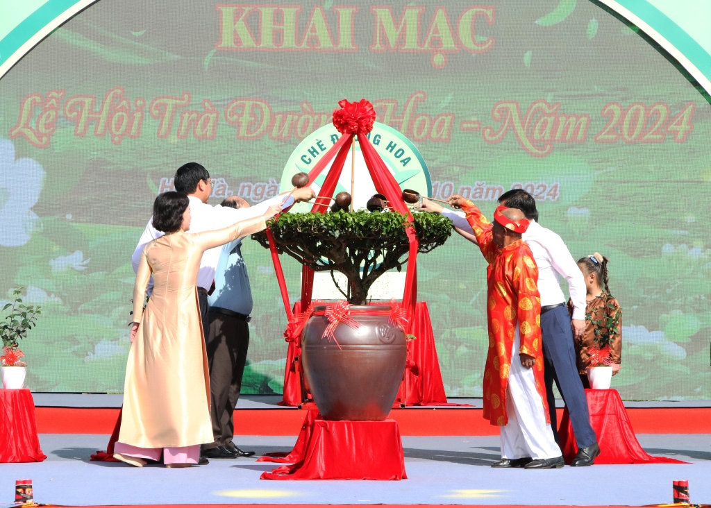 Các đại biểu thực hiện nghi thức tưới nước “khởi sinh” cho cây chè... Các đại biểu thực hiện nghi thức tưới nước “khởi sinh” cho cây chè...