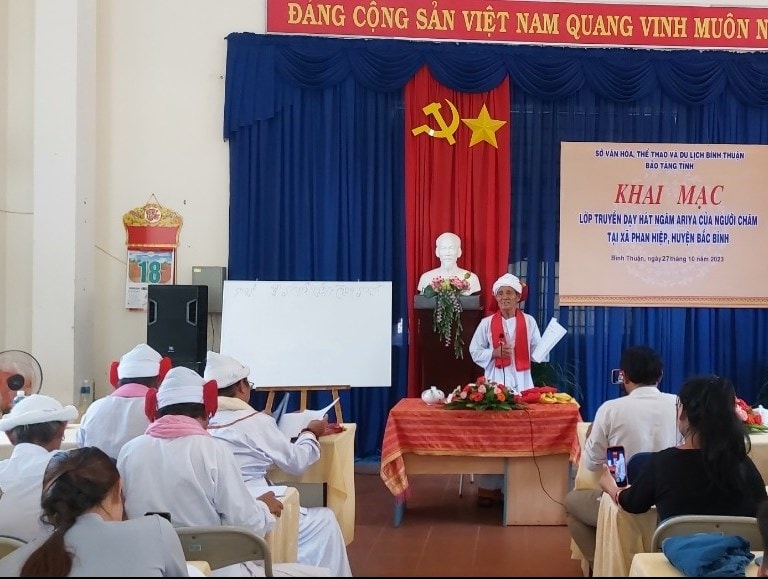 Sư cả Thường Hữu Xuân  truyền dạy nghệ thuật hát ngâm Arya của người Chăm tại xã Phan Hiệp, huyện Bắc Bình.