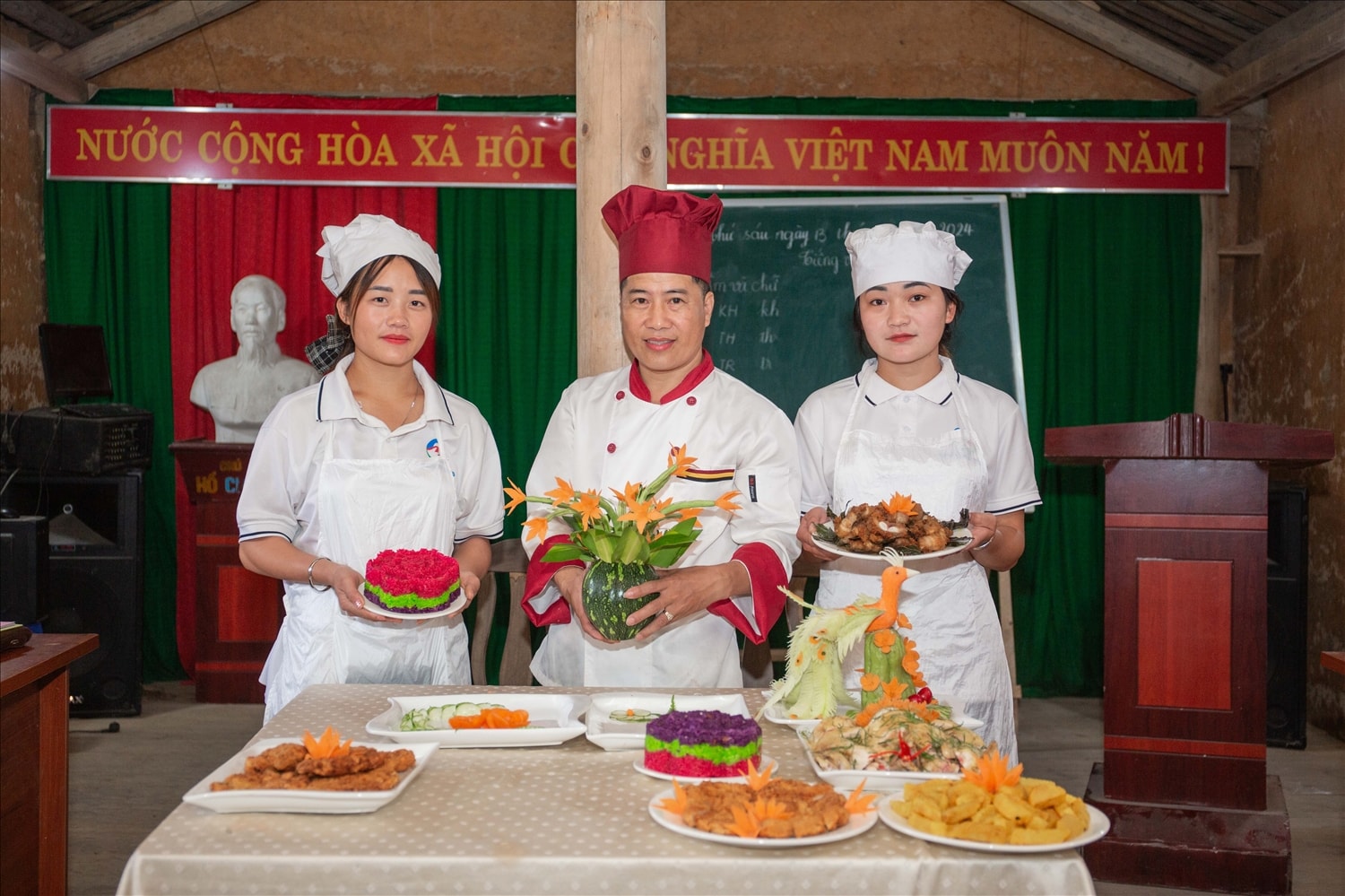 Thầy giáo Phạm Hồng Nam cùng học viên Ly Mí Say và Vừ Thị Máy giới thiệu về các món ăn được các học viên trong lớp tự tay thực hiện. Thầy giáo Phạm Hồng Nam cùng học viên Ly Mí Say và Vừ Thị Máy giới thiệu về các món ăn được các học viên trong lớp tự tay thực hiện.