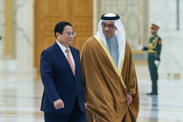 Thủ tướng Phạm Minh Chính và Phó Tổng thống UAE Sheikh Mansour Bin Zayed Al Nahyan - Ảnh: VGP/Nhật Bắc