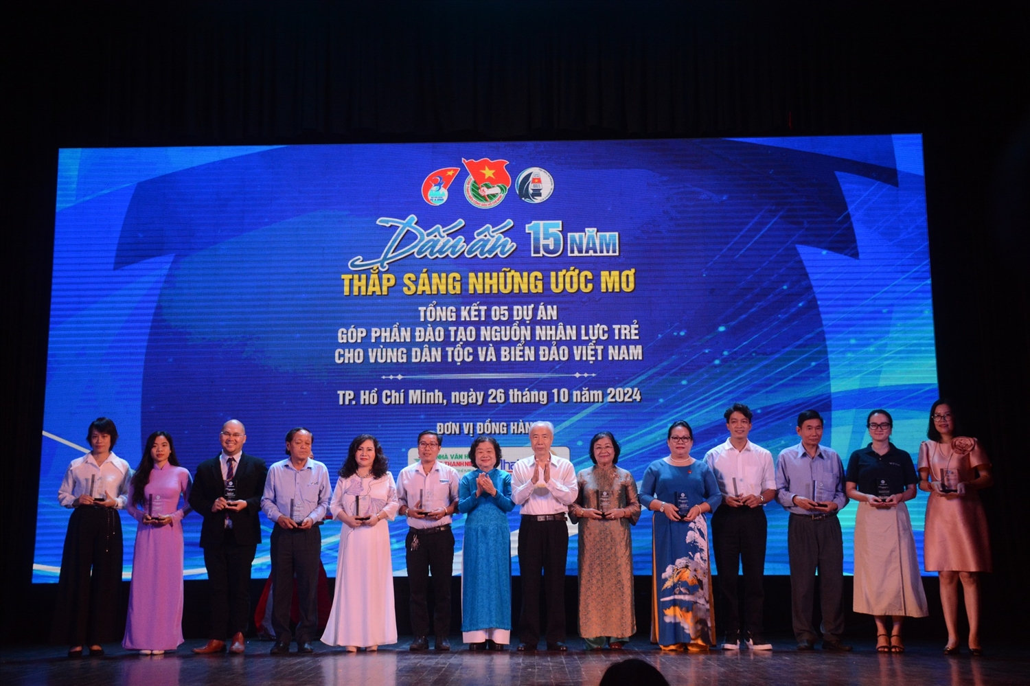 Bà Trương Mỹ Hoa, nguyên Phó Chủ tịch nước - Chủ tịch Quỹ học bổng Vừ A Dính tặng Kỷ niệm chương các đại biểu có nhiều đóng họp tích cực vào hoạt động “Thắp sáng những ước mơ” Bà Trương Mỹ Hoa, nguyên Phó Chủ tịch nước - Chủ tịch Quỹ học bổng Vừ A Dính tặng Kỷ niệm chương các đại biểu có nhiều đóng họp tích cực vào hoạt động “Thắp sáng những ước mơ”