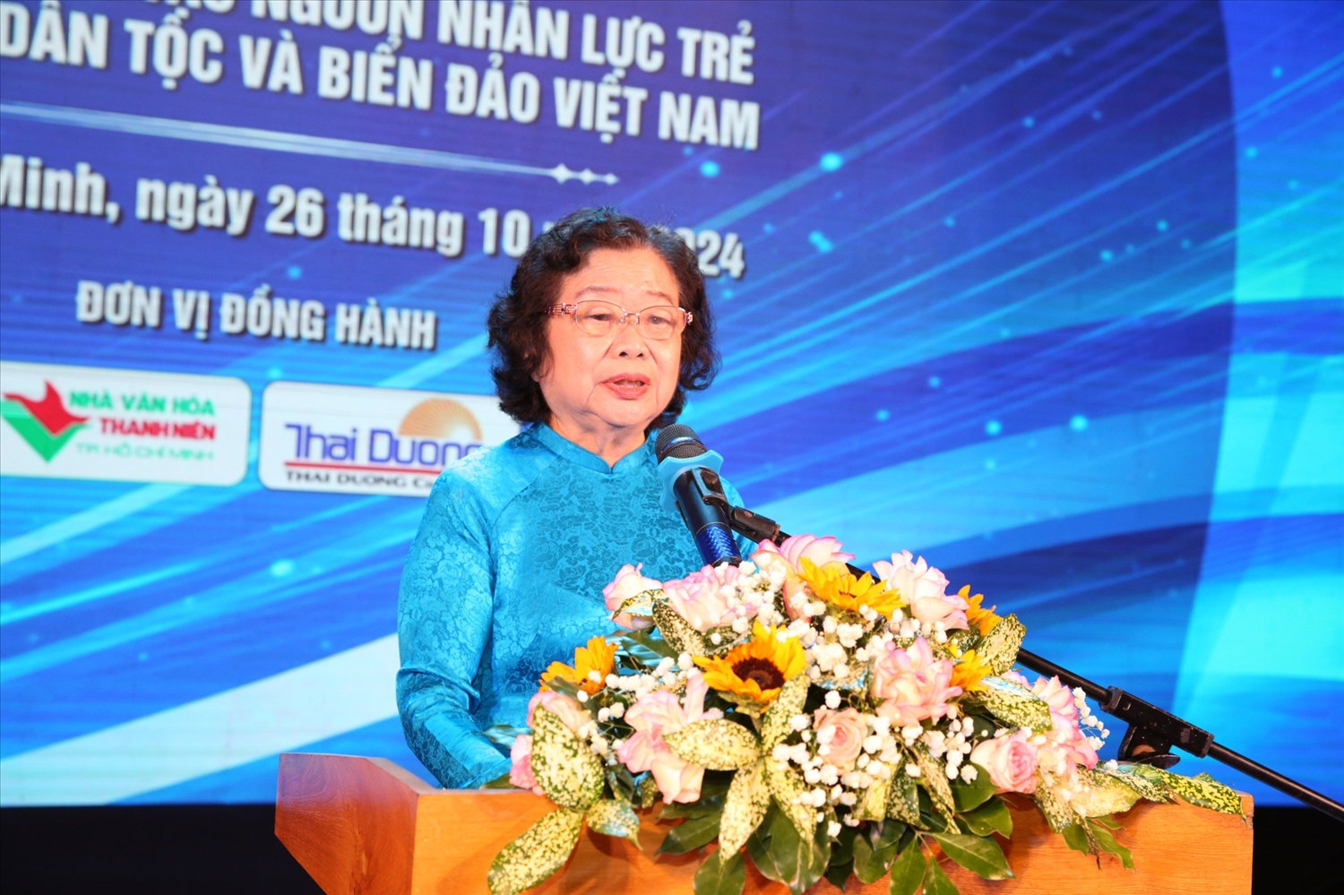 Bà Trương Mỹ Hoa, nguyên Phó chủ tịch nước - Chủ tịch Quỹ học bổng Vừ A Dính phát biểu tại buổi lễ Bà Trương Mỹ Hoa, nguyên Phó chủ tịch nước - Chủ tịch Quỹ học bổng Vừ A Dính phát biểu tại buổi lễ