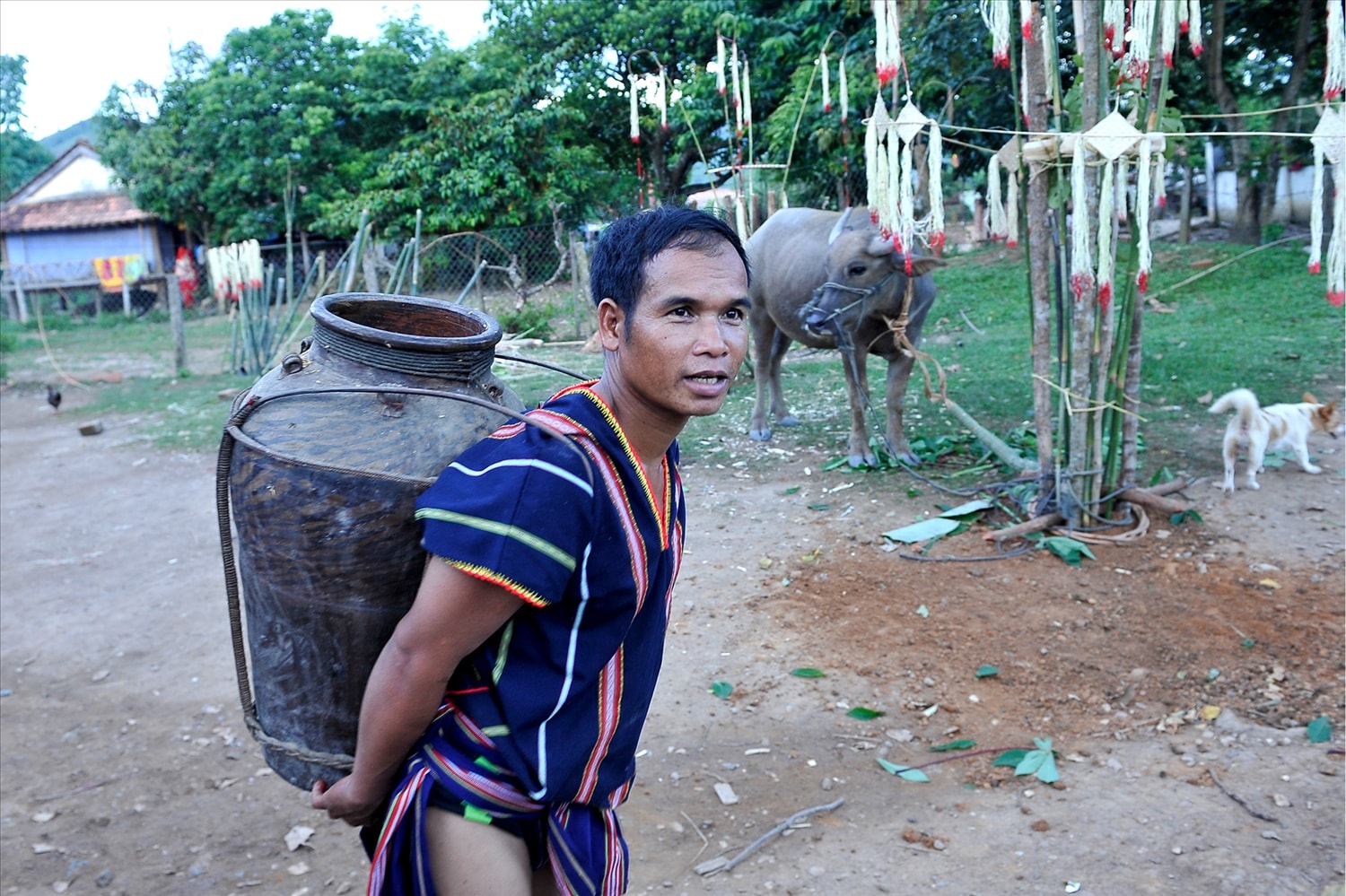 Những người dân đến dự Lễ Tạ ơn mang theo ghè rượu ngon nhất để góp vui