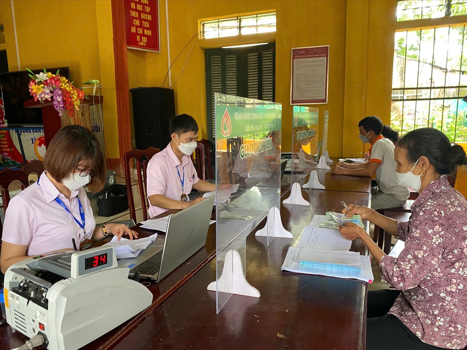 Hơn 20 năm gắn bó với NHCSXH, bà Tầm luôn hoàn thành tốt nhiệm vụ truyền tải nguồn vốn đến tận tay người nghèo Hơn 20 năm gắn bó với NHCSXH, bà Tầm luôn hoàn thành tốt nhiệm vụ truyền tải nguồn vốn đến tận tay người nghèo
