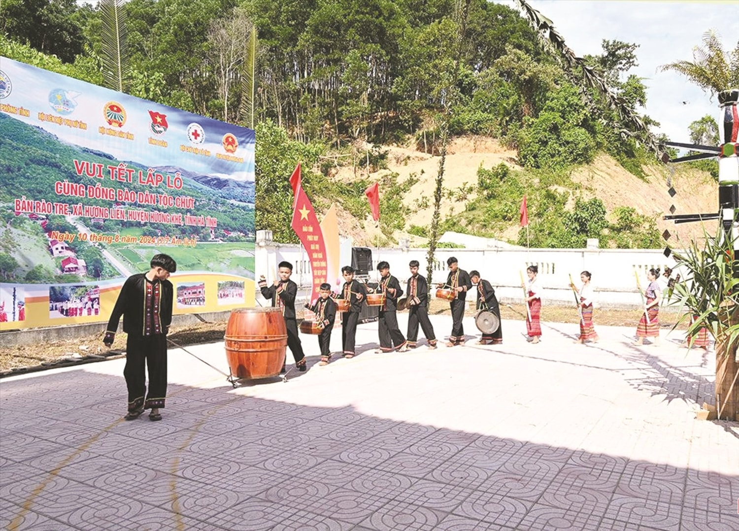 Bên cạnh giảm sâu tỷ lệ hộ nghèo thì các chương trình, dự án đã hỗ trợ đồng bào dân tộc Chứt khôi phục, gìn giữ, phát huy các giá trị văn hóa truyền thống. (Trong ảnh: Đồng bào dân tộc Chứt ở bản Rào Tre, huyện Hương Khê, tỉnh Hà Tĩnh trong Tết Lấp lỗ) Bên cạnh giảm sâu tỷ lệ hộ nghèo thì các chương trình, dự án đã hỗ trợ đồng bào dân tộc Chứt khôi phục, gìn giữ, phát huy các giá trị văn hóa truyền thống. (Trong ảnh: Đồng bào dân tộc Chứt ở bản Rào Tre, huyện Hương Khê, tỉnh Hà Tĩnh trong Tết Lấp lỗ)