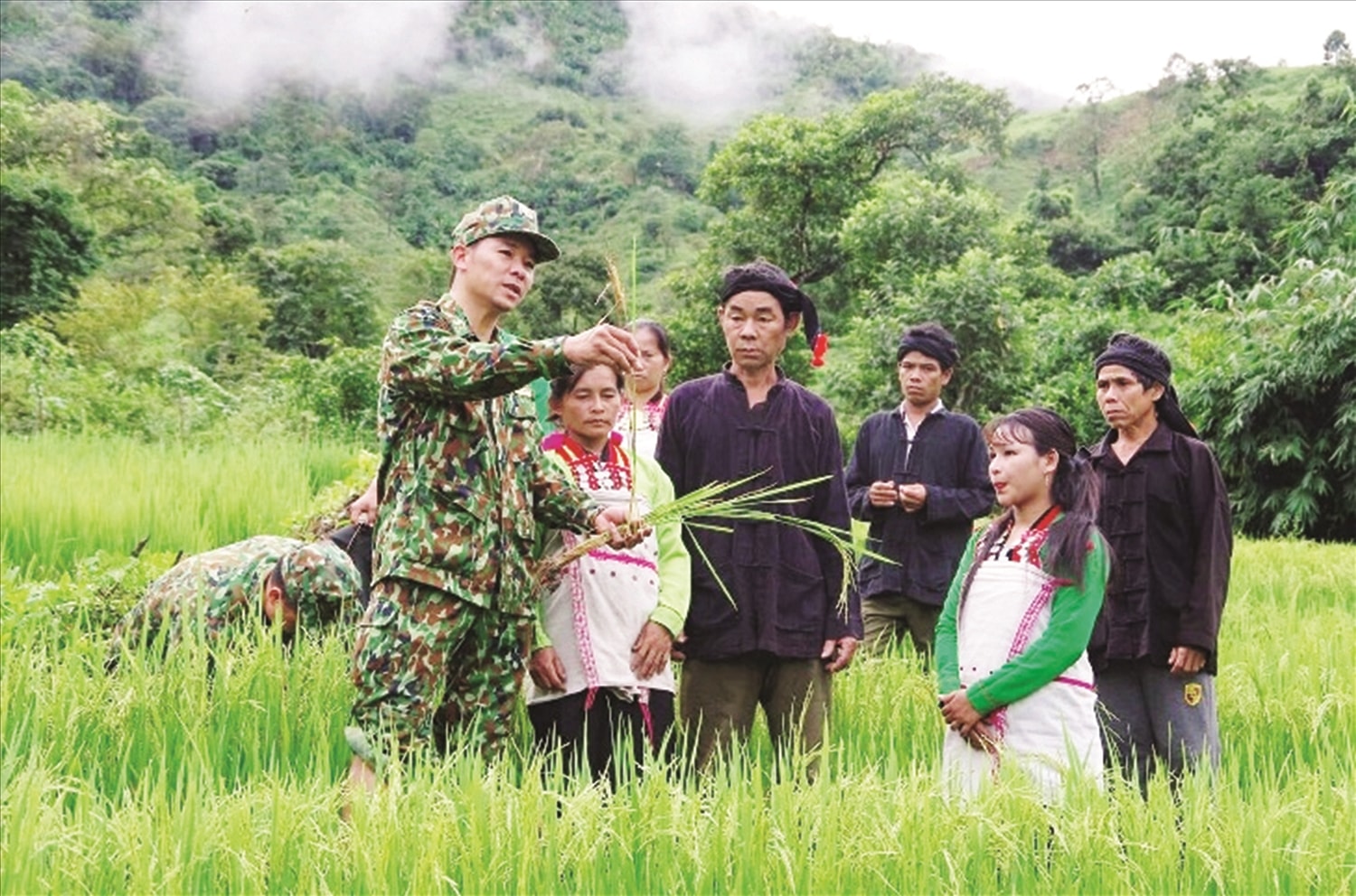 Nhiều vấn đề bức thiết trong đời sống của các dân tộc có khó khăn đặc thù được quan tâm giải quyết và đạt được một số kết quả đáng ghi nhận. (Trong ảnh: Bộ đội hướng dẫn bà con dân tộc Mảng, xã Nậm Ban, huyện Nậm Nhùn, tỉnh Lai Châu trồng lúa nước) Nhiều vấn đề bức thiết trong đời sống của các dân tộc có khó khăn đặc thù được quan tâm giải quyết và đạt được một số kết quả đáng ghi nhận. (Trong ảnh: Bộ đội hướng dẫn bà con dân tộc Mảng, xã Nậm Ban, huyện Nậm Nhùn, tỉnh Lai Châu trồng lúa nước)