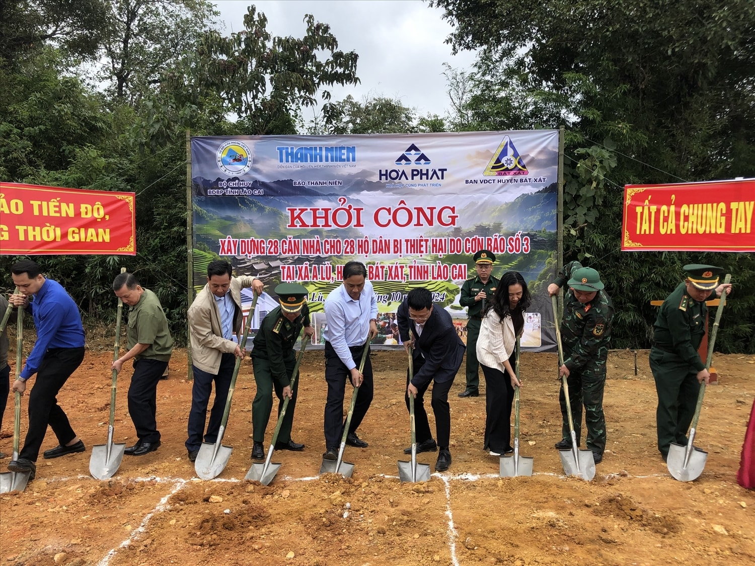 Khởi công xây dựng ngôi nhà cho gia đình em Thào A De