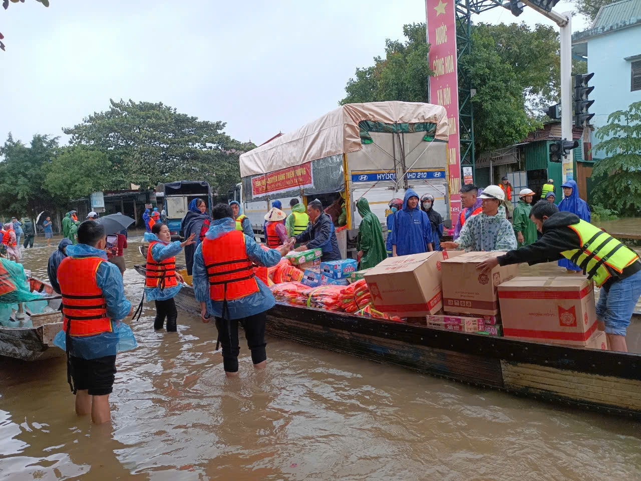 (Tin): Trung ương Hội Chữ tập đỏ cứu trợ khẩn cấp bà con vùng lũ Quảng Bình 1