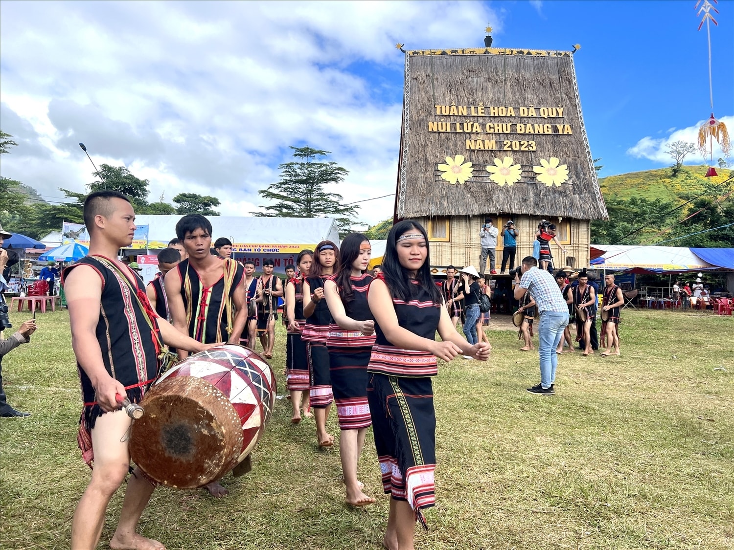 Nghệ nhân Gia Rai trình diễn cồng chiêng tại Tuần lễ Hoa Dã Quỳ - Núi lửa Chư Đang Ya năm 2023 Nghệ nhân Gia Rai trình diễn cồng chiêng tại Tuần lễ Hoa Dã Quỳ - Núi lửa Chư Đang Ya năm 2023