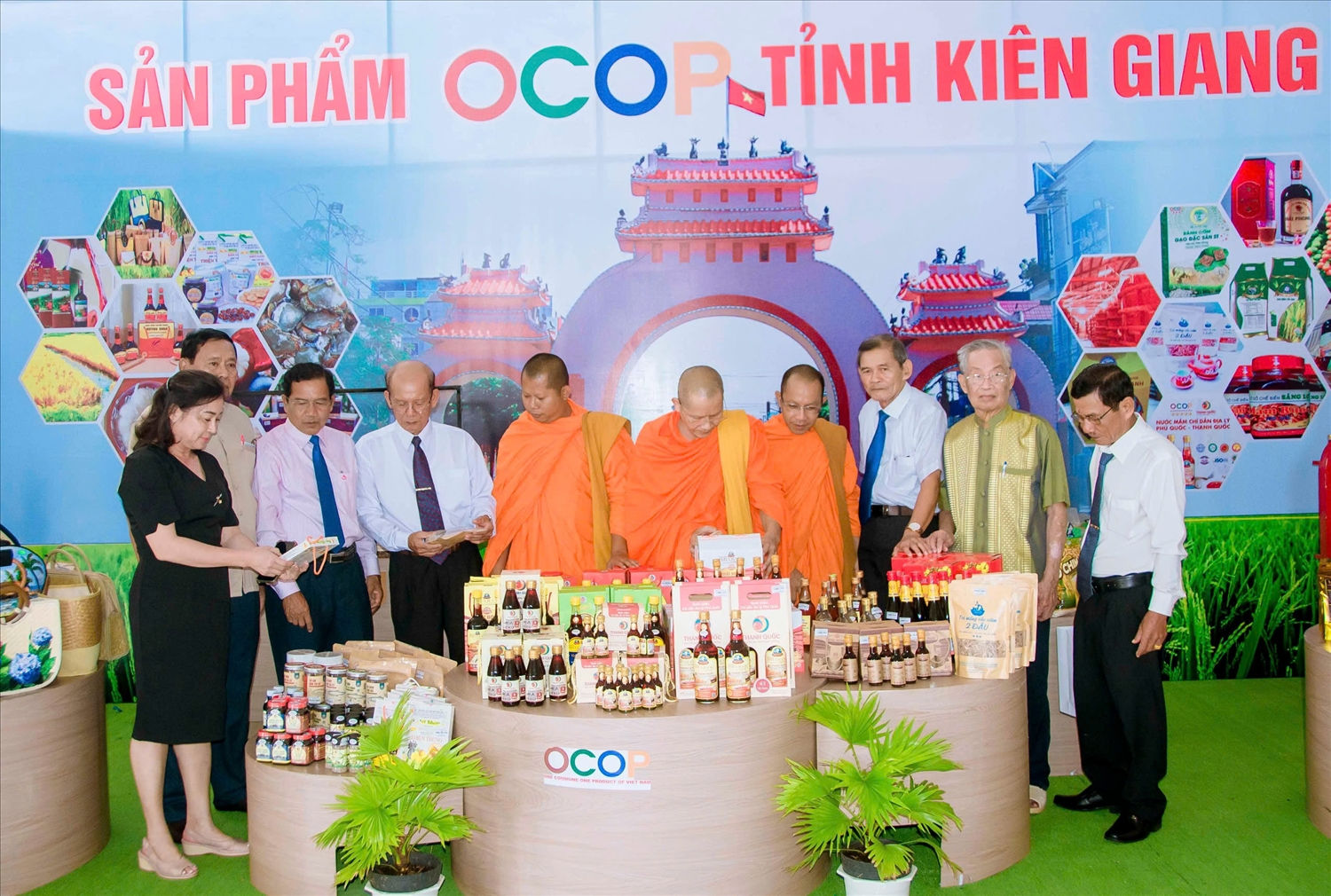 gian hàng trưng bày những sản phẩm của đồng bào các DTTS trên địa bàn tỉnh Kiên Giang gian hàng trưng bày những sản phẩm của đồng bào các DTTS trên địa bàn tỉnh Kiên Giang